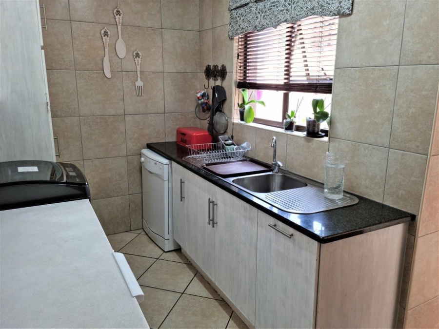 5 Bedroom Property for Sale in Melodie North West